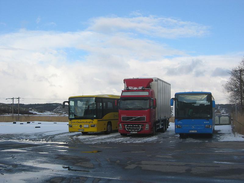 mars 2008 157.jpg - På "skolgården" blev det färgglatt när vi kom med våra bussar. (Den röda lastbilen användes tillfälligt av lastbilseleverna).
